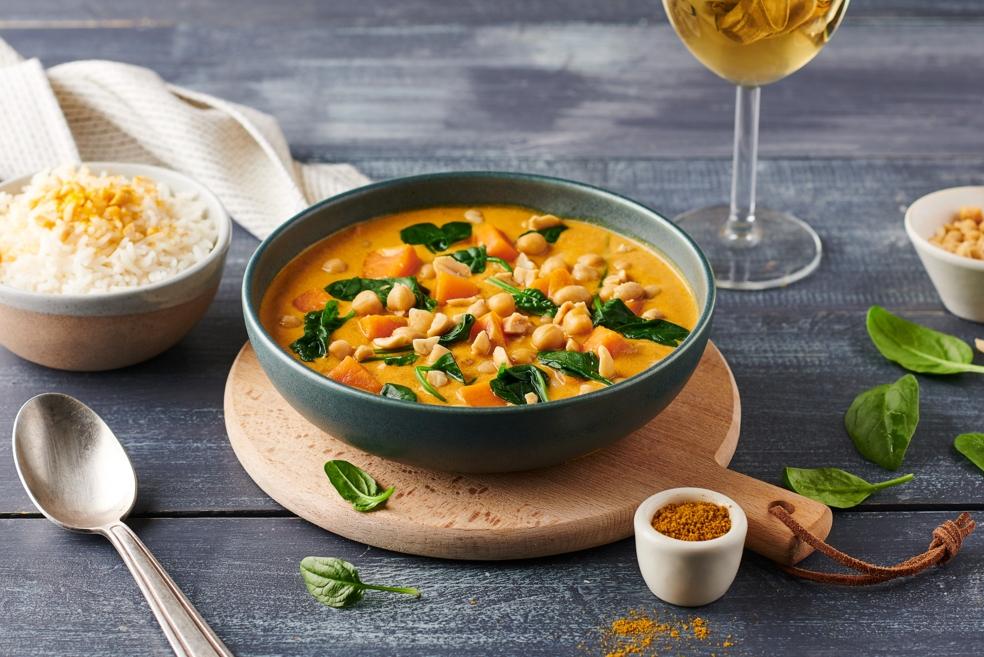 Curry de patates douces, épinards et cacahuètes