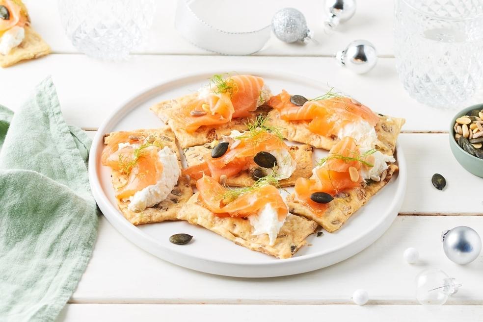 Crackers aux céréales et saumon fumé