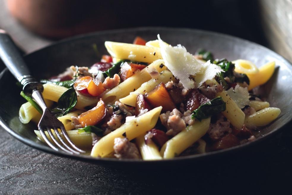 Pâtes aux saucisses et aux prunes