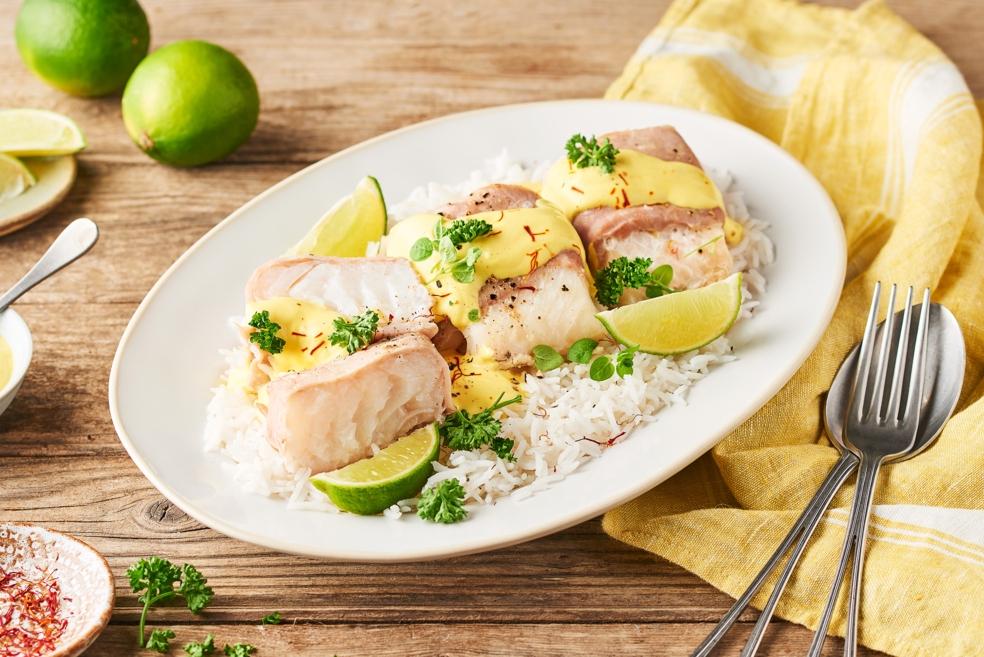 Médaillons de cabillaud lardés et sauce au safran