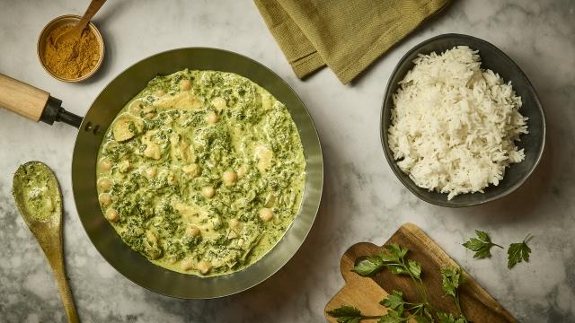 Curry de poulet aux pois chiches et aux épinards