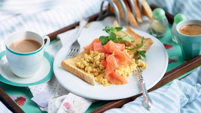 Œufs brouillés au saumon sur toasts