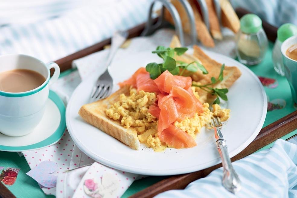 Œufs brouillés au saumon sur toasts