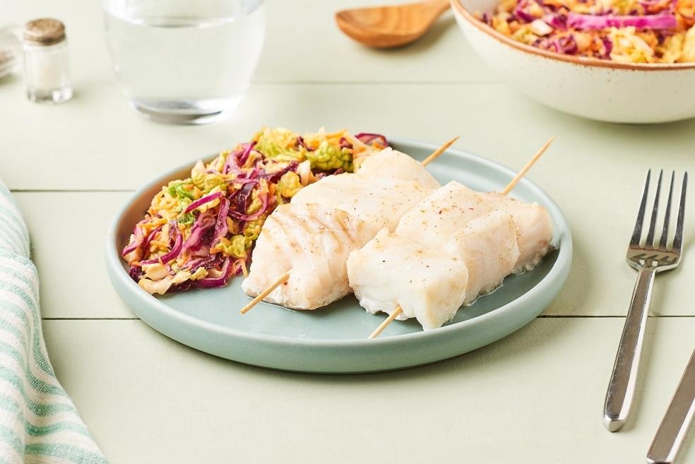 Brochettes de cabillaud, salade de chou à la thaï