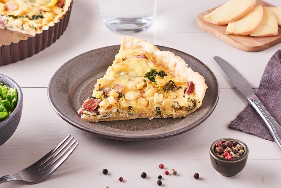 Tarte aux pommes, choux, oignons et morbier