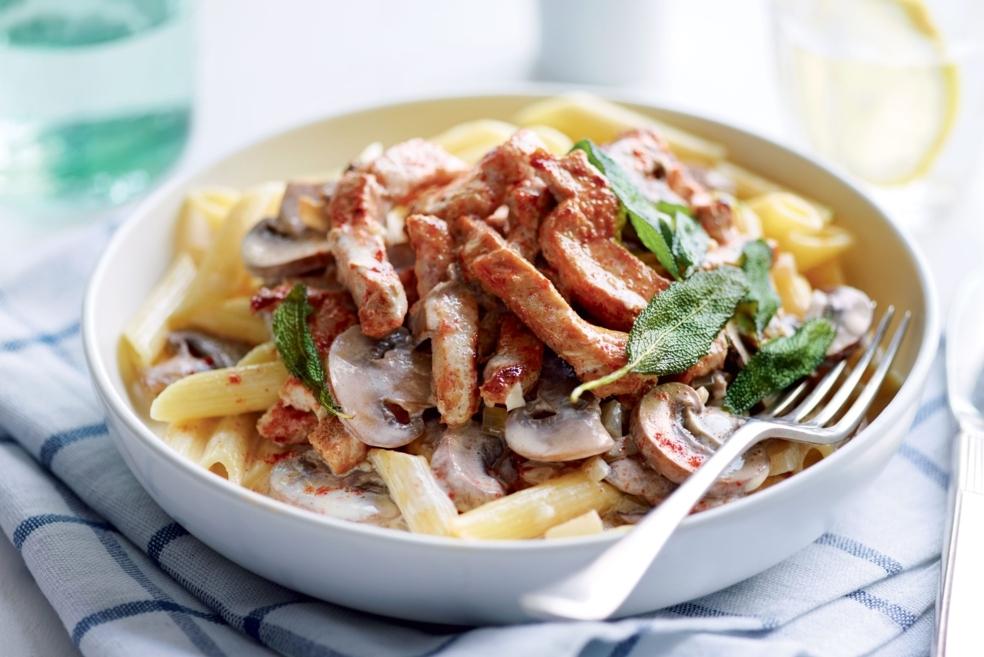 Penne à la crème, escalopes de porc et champignons