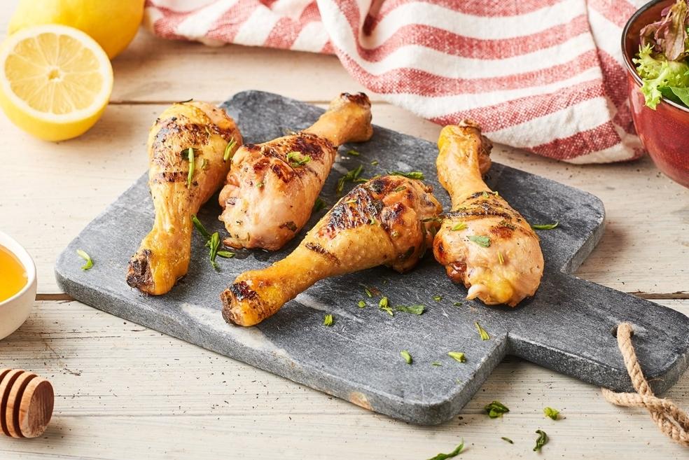 Pilons de poulet grillés marinés au miel et à l'estragon