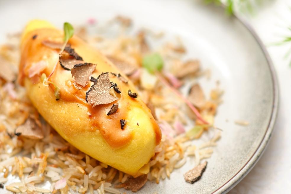 Quenelles nature, pétales de truffes & riz sauté