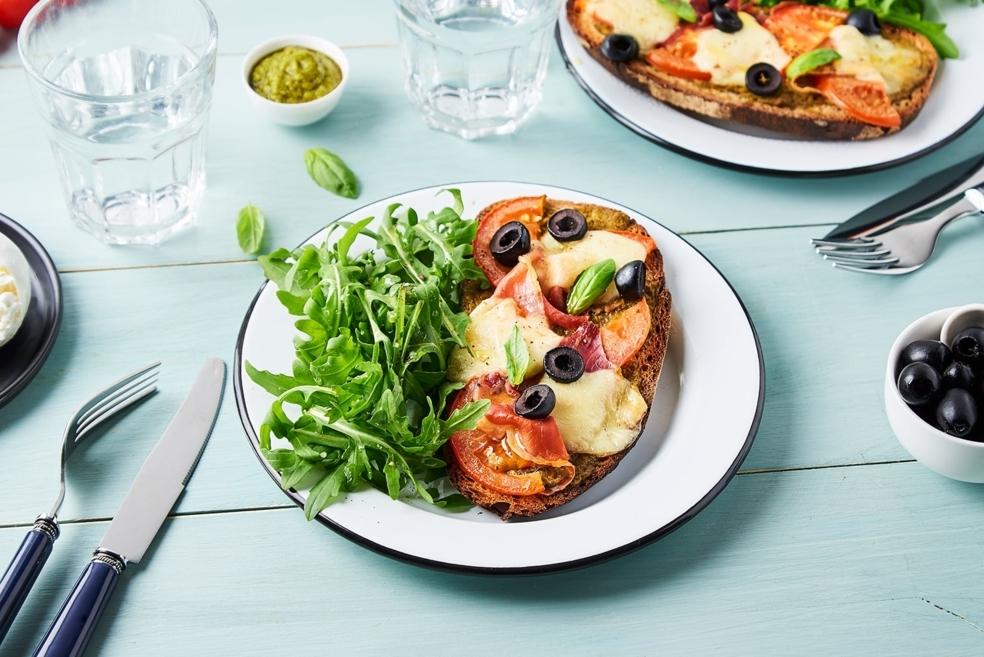 Tartines tomates olives et mozza