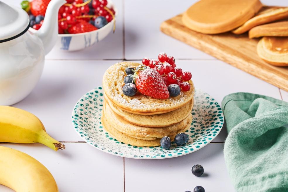Pancakes à la banane et fruits rouges