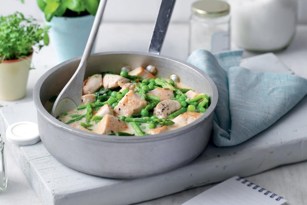 Fricassée de poulet, asperges et petits pois