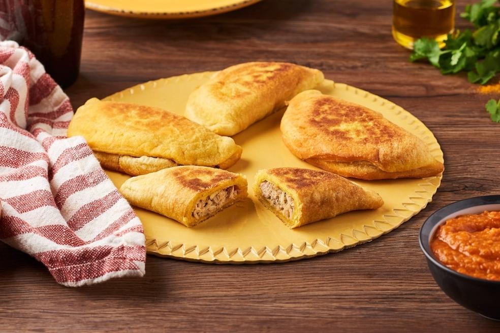 Pastels sénégalais au thon et sauce pimentée à la tomate