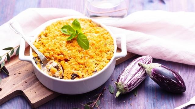 Crumble d'aubergine, basilic et chèvre