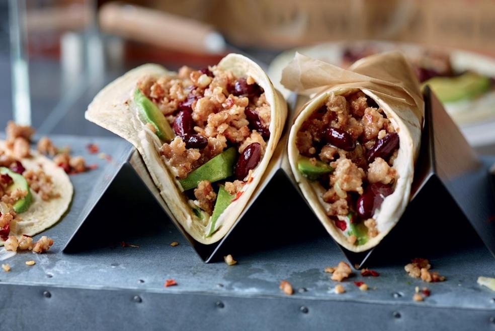 Burritos à la saucisse, haricots et avocat