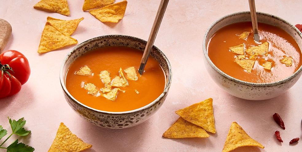 Soupe de tomates, piment, tortillas croustillantes