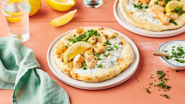 Naans au poulet citronné et yaourt aux herbes