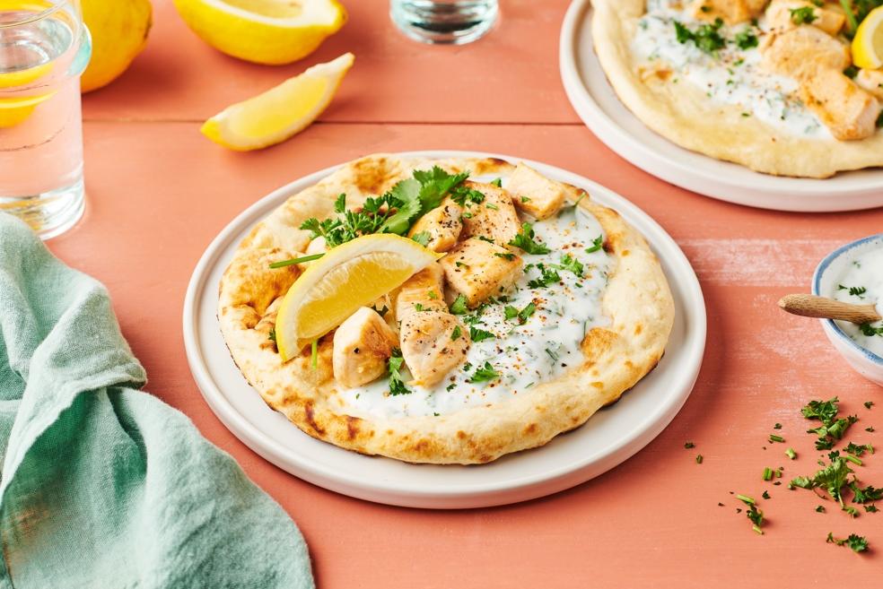Naans au poulet citronné et yaourt aux herbes