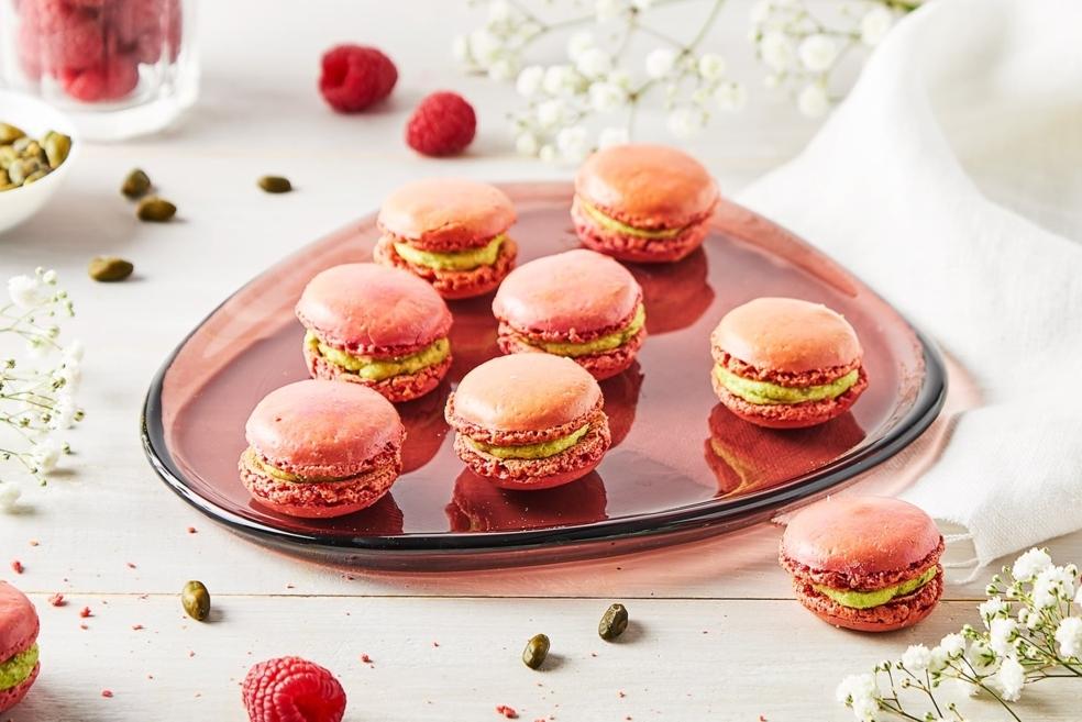 Macarons à la framboise et crème pistache