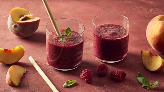 Smoothie pêche framboises basilic