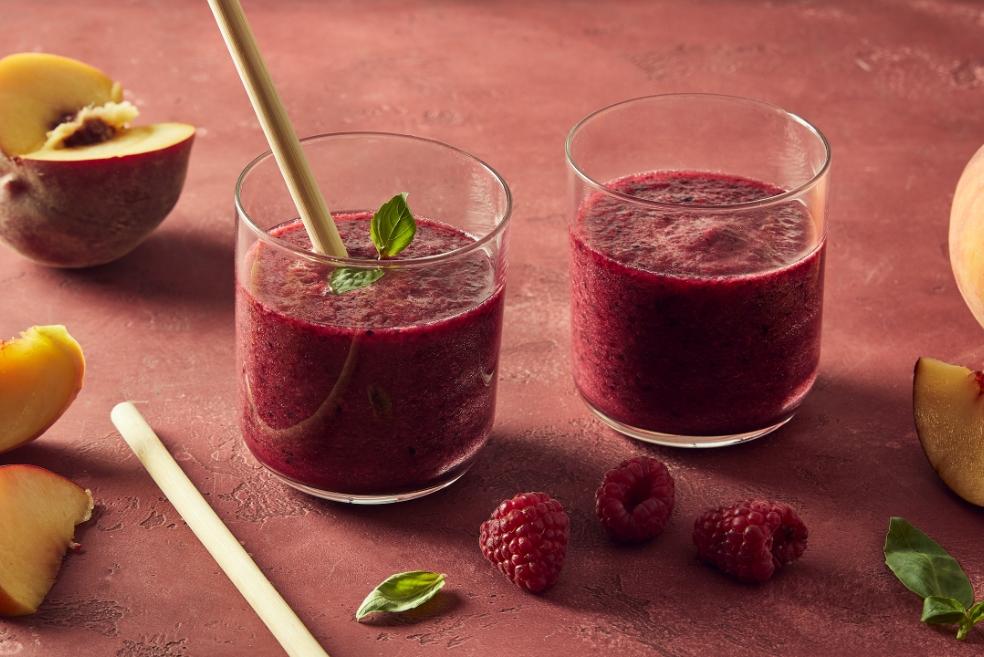 Smoothie pêche framboises basilic