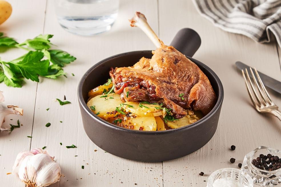 Confit de canard et pommes de terre à l’ail