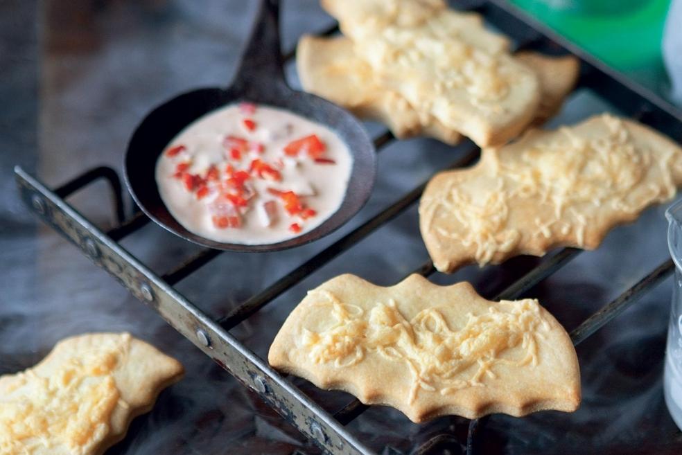Biscuits chauve-souris au fromage et leur sauce épicée