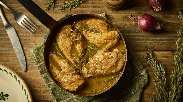 Poulet confit au miel et au romarin
