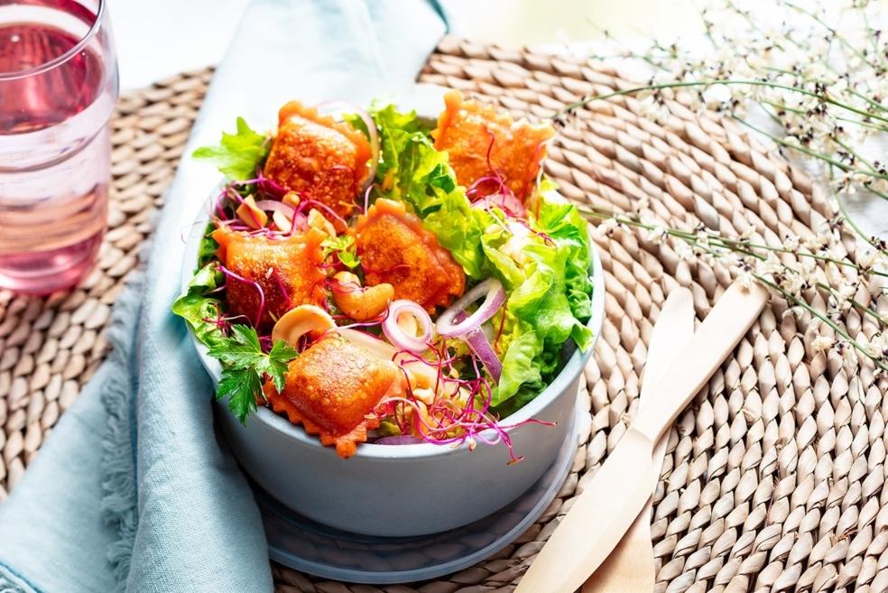Salade d'été aux ravioles rouges croustillantes
