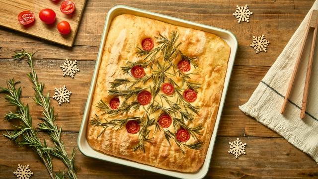 Focaccia sapin de Noël au romarin et aux tomates cerise