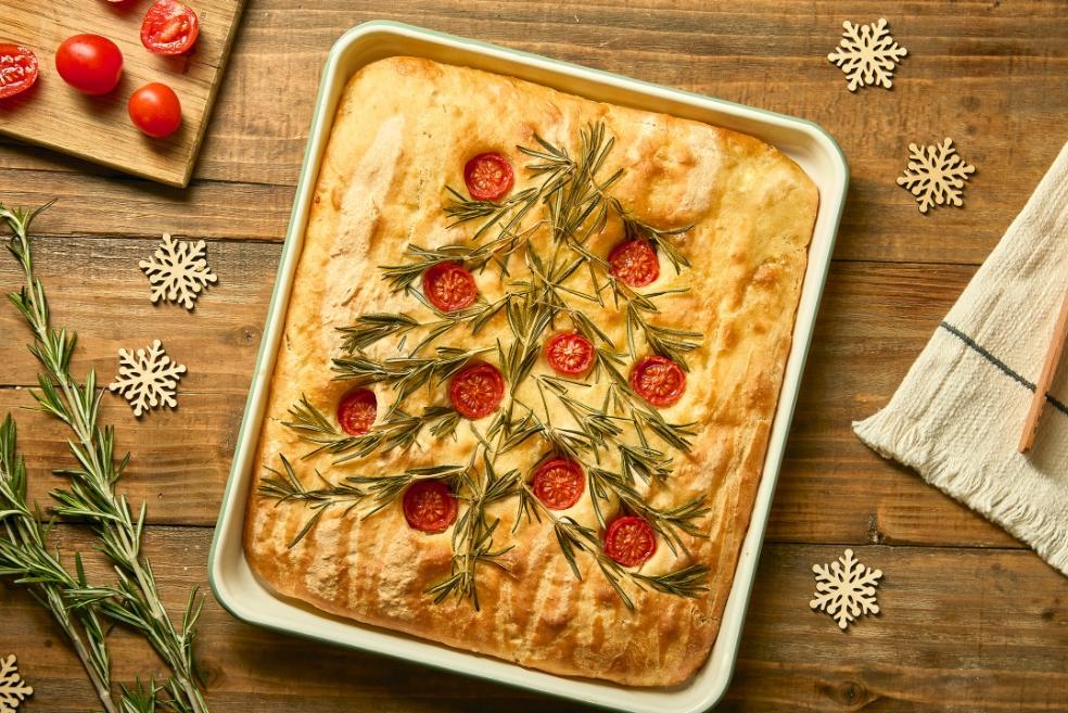 Focaccia sapin de Noël au romarin et aux tomates cerise