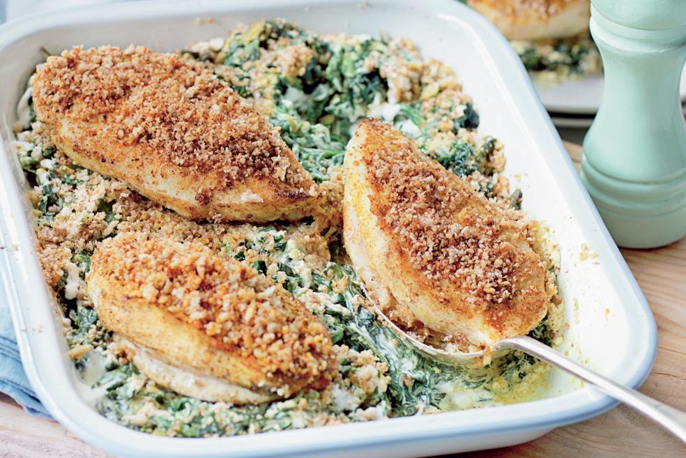 Filets de poulet aux noix sur lit d'épinards