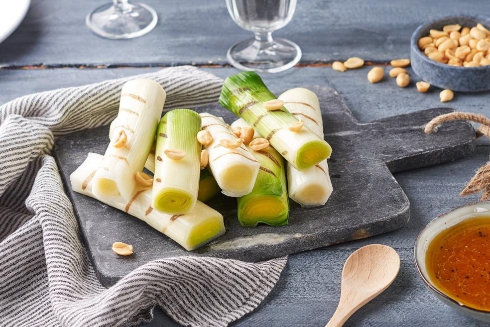 Poireaux grillés et vinaigrette aux agrumes