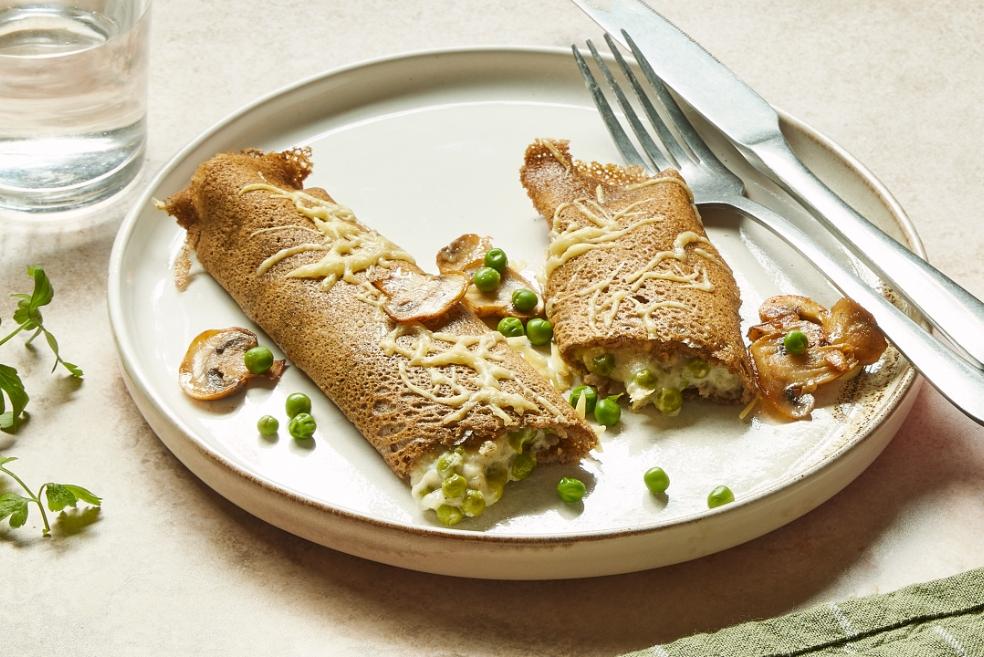 Crêpes fourrées aux petits pois et aux champignons