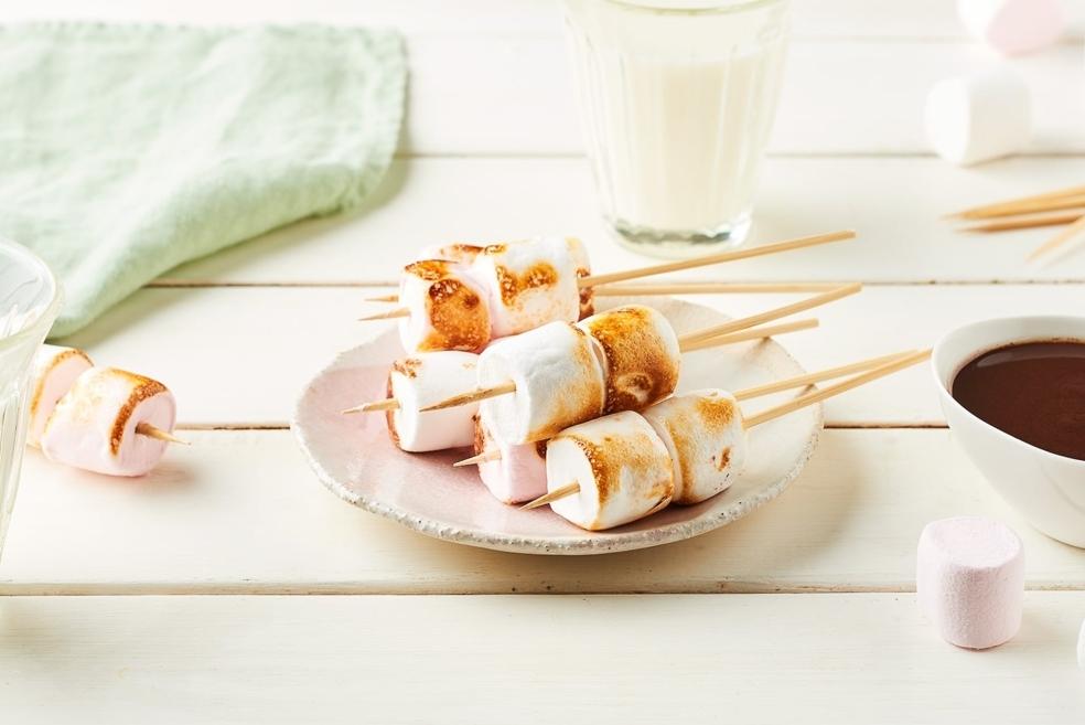 Brochettes de guimauve et sauce chocolat