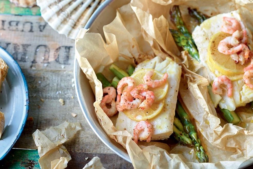 Papillote de poisson aux crevettes et asperges vertes