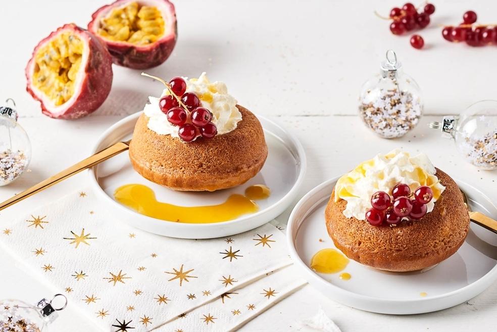 Baba au rhum et coulis de fruits de la passion