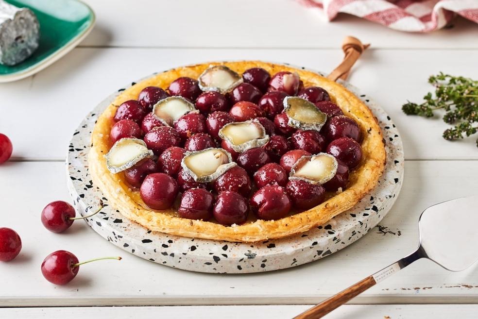 Tarte fine aux cerises et copeaux de chèvre