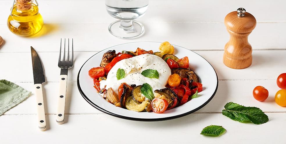 Légumes d'été au four, burrata et menthe