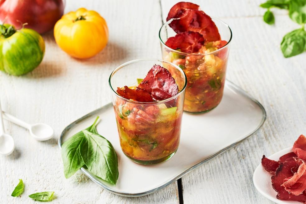 Verrines de tartare de tomates multicolores et chips de bresaola