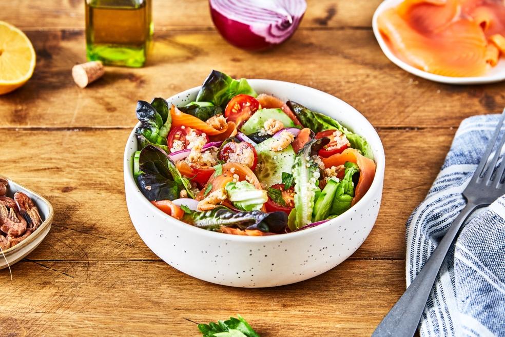 Salade océane au quinoa, crevettes et saumon fumé