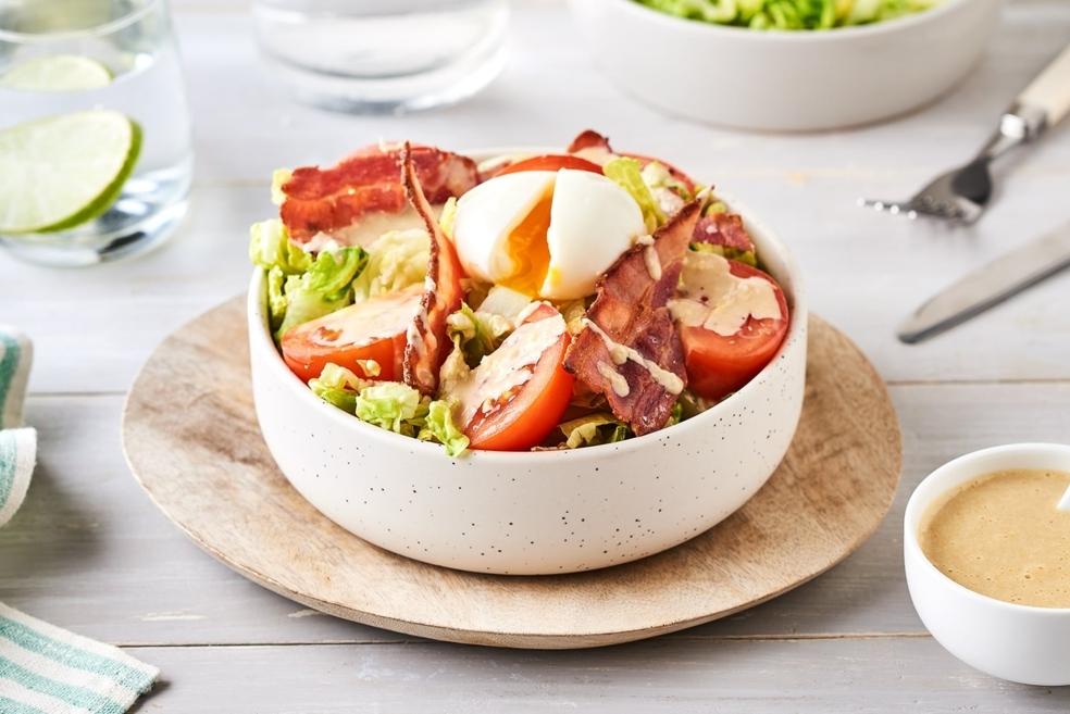 Sucrines sauce césar, bacon grillé et œuf mollet