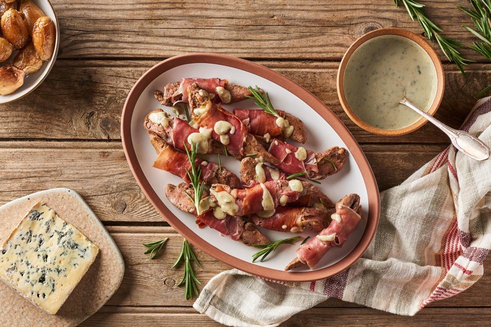 Aiguillettes de canard roulées au jambon d’Auvergne, sauce au bleu