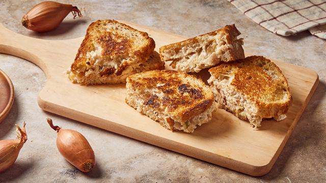 Croque-monsieur au chaource et aux échalotes