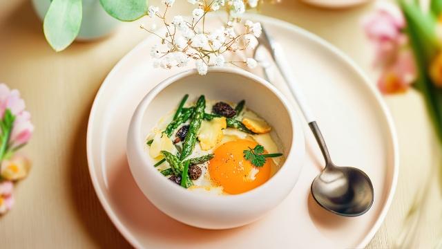 Œuf cocotte aux asperges et morilles
