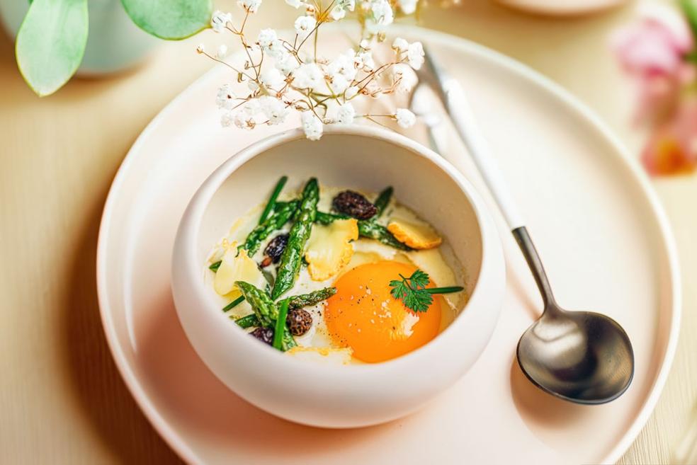 Œuf cocotte aux asperges et morilles