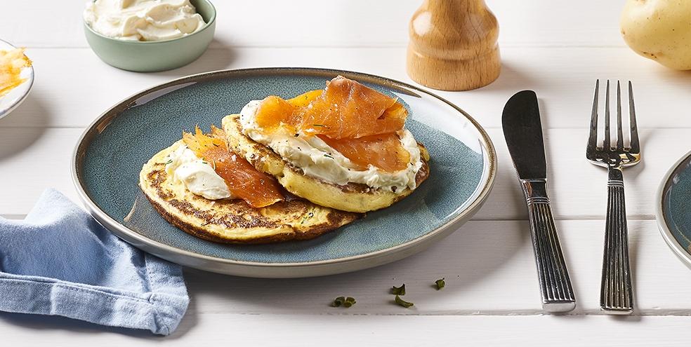 Blinis de pommes de terre, truite fumée et fromage frais