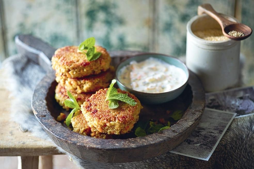 Galettes de quinoa-carottes et sauce aux herbes