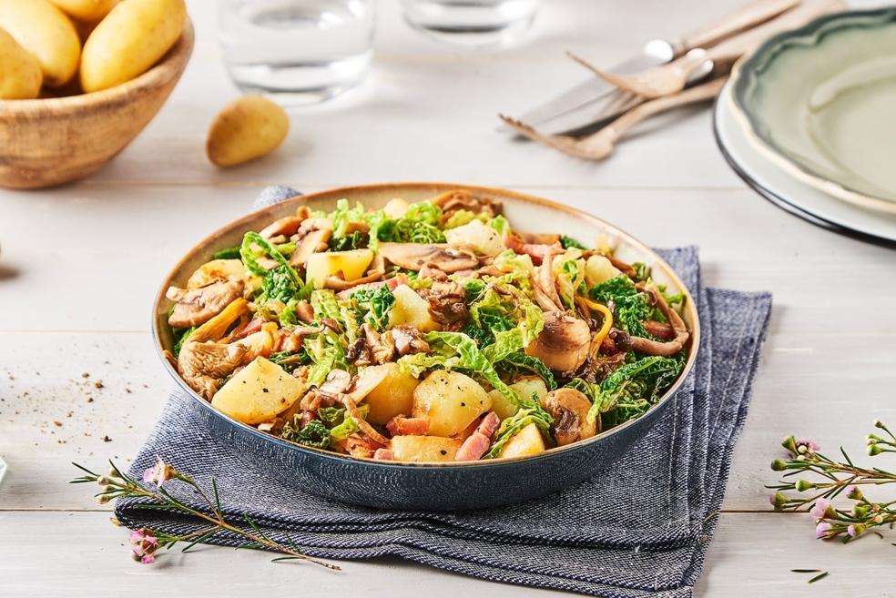 Poêlée de pommes de terre, choux, lard et champignons