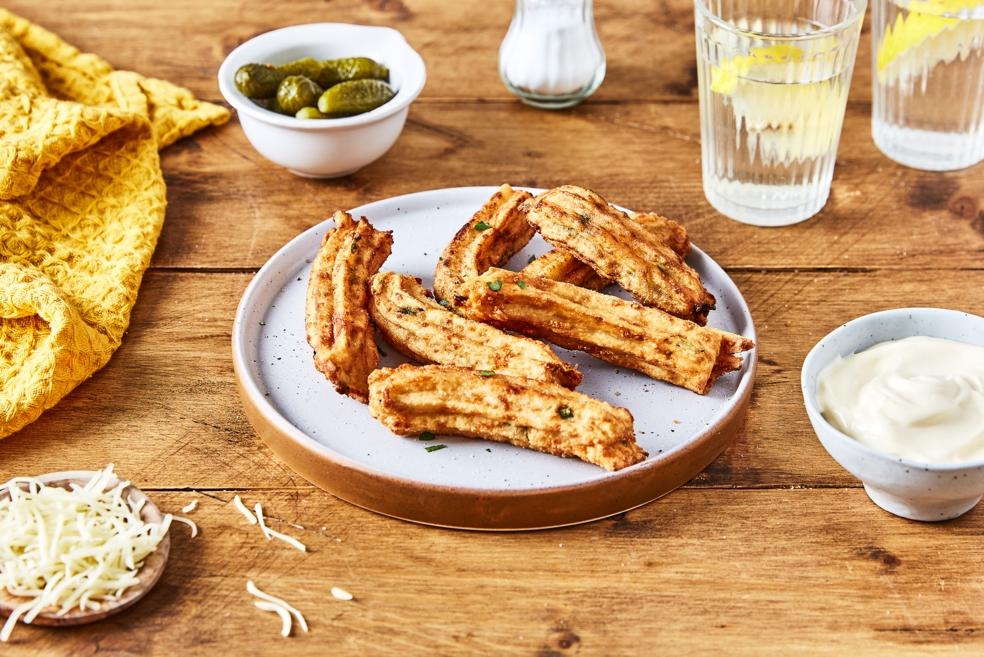 Churros au comté, mayonnaise, cerfeuil et cornichons