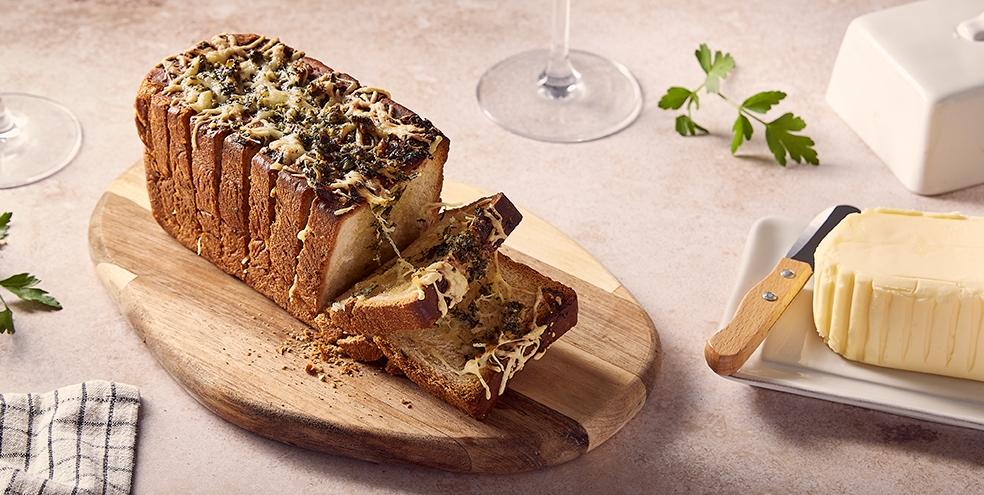 Pain de mie gratiné au beurre persillé